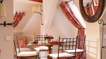 Suite | 1 bedroom, individually decorated, individually furnished