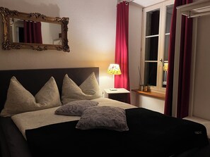 1 habitación, tabla de planchar con plancha y cuna de viaje 