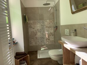 Dusche, kostenlose Toilettenartikel, Haartrockner, Hausschuhe