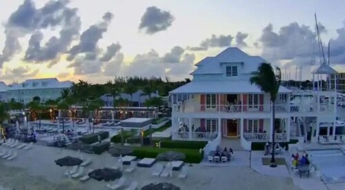 Newly built Suite within walking distance from beach and Palm Cay