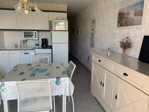 Fridge, microwave, oven, stovetop - Cozy 1BR Apt 400m from Beach with Balcony, Parking & Scenic Views (Fort-Mahon-Plage)
