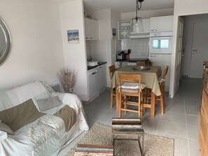 TV - Fort-Mahon-Plage: Steps from the beach, new apartment with balcony and garage (Fort-Mahon-Plage)
