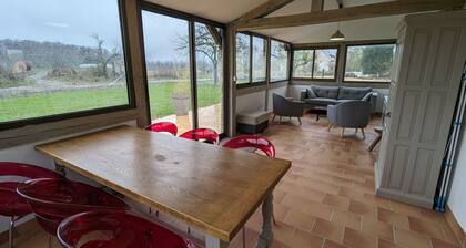 Charming Countryside Cottage: Tranquil Farm Stay, Near Forest and Scenic Bike Routes