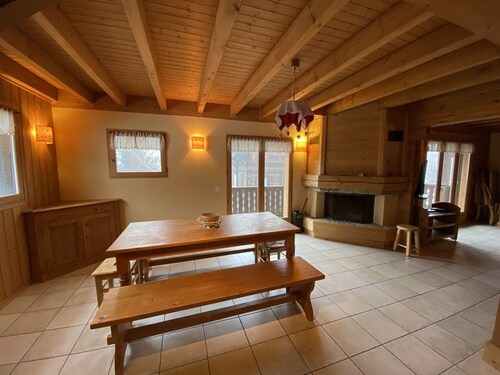 Chalet pour 9, à 100m des pistes, proche commerces, avec wifi et confort complet