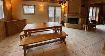 Chalet pour 9, Ă 100m des pistes, proche commerces, avec wifi et confort complet