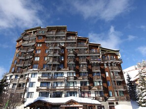 A multi-story hotel with balconies, a ski school, and a snow-covered roof. - Renovated 2-Room Apartment for 5 in the Heart of Avoriaz with South-Facing Balcony (Avoriaz)