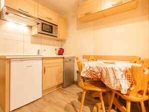 Fridge, microwave, dishwasher, coffee/tea maker - Charming studio for 4 in Avoriaz, South-East balcony (Avoriaz)