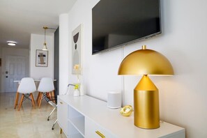 Interior - La Marinita, Quaint, Water Views minutes to Beach (North Bay Village)