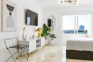 Planxa i posts de planxar, un bressol de viatge, wifi i roba de llit 