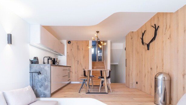 Un espacio habitable moderno con cocina, comedor y zona de estar.