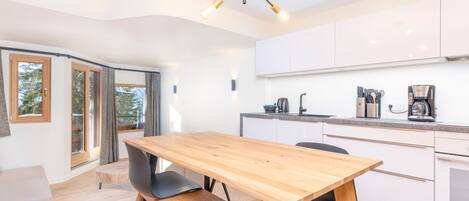 Refrigerador, horno, lavavajillas, cafetera/tetera