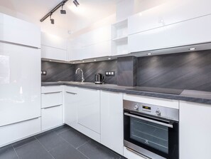 雪櫃、微波爐、焗爐、洗碗機