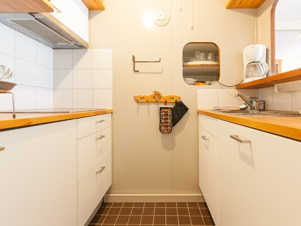 ثلاجة، ميكروويف، غسالة أطباق، ماكينة لصنع القهوة/الشاي