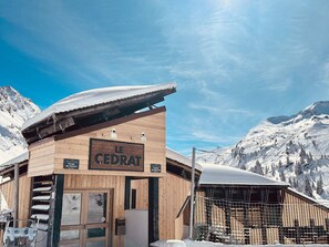 A wooden mountain lodge named "Le Cedrat" with a signboard, wooden exterior, and a view of snow-covered mountains. - 2-room cabin apt for 6 with balcony in Avoriaz (Avoriaz)