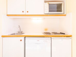 Fridge, dishwasher