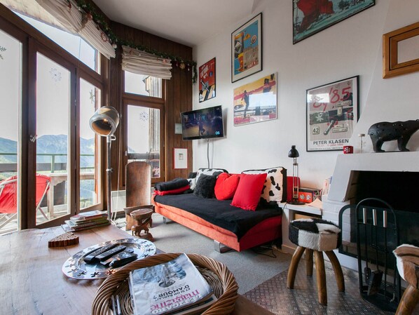 TV, fireplace