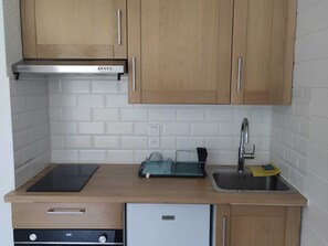 Een koelkast, een microgolfoven