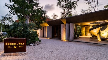 Vista frontal de la propiedad