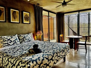 Estúdio conforto, vista para a cidade | Cofres nos quartos, espaço de trabalho para notebook, Wi-Fi de cortesia