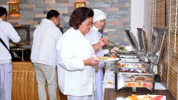 Se ofrece un desayuno bufé (10 USD por persona)