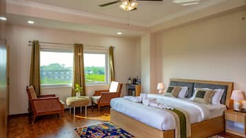 Hypo-allergenic bedding, minibar, soundproofing, free WiFi