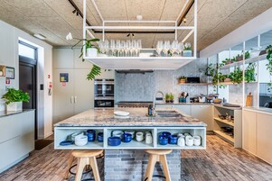 Frigorífico, microondas, máquina de café espresso y cafetera o tetera