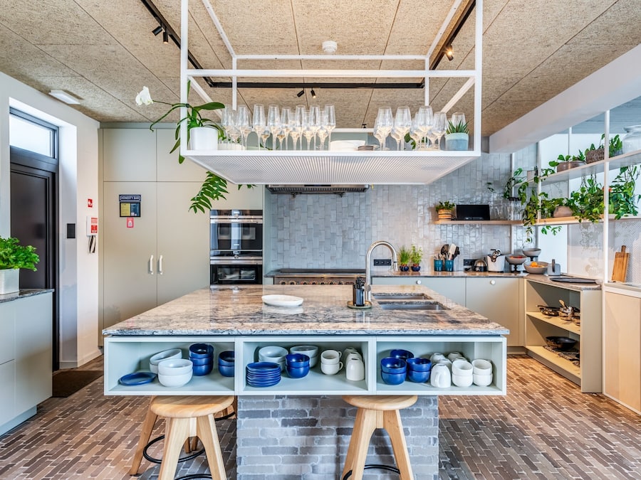 Réfrigérateur, four à micro-ondes, cafétière à espresso