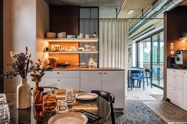 Daily continental breakfast (EUR 22 per person)