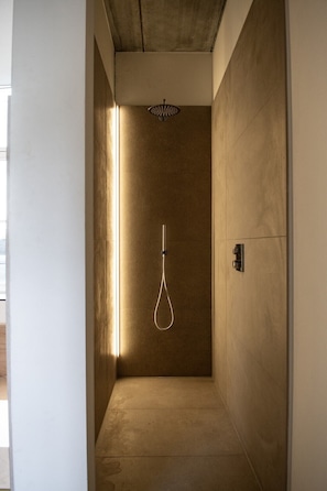 Shower, rainfall showerhead, hair dryer, towels - Gare 55 (Evergem)