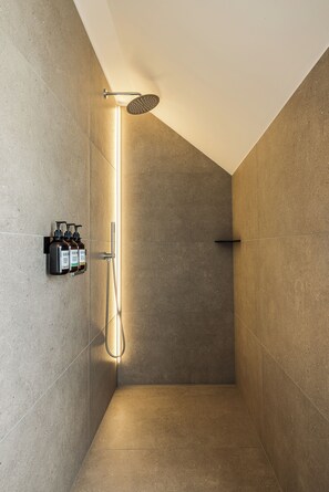 Deluxe Studio Suite | Bathroom