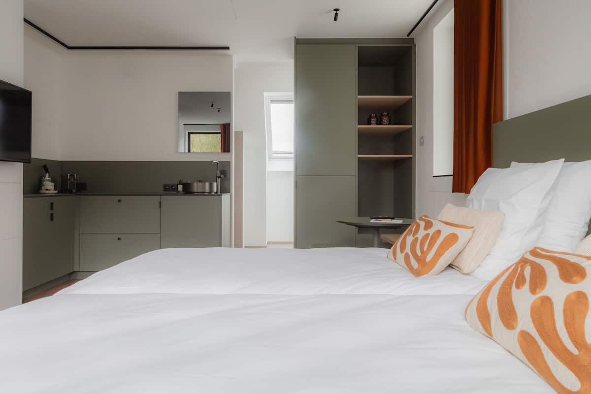 Studio Suite Deluks | Meja kerja, ruang kerja ramah laptop, kedap suara, dan Wi-Fi gratis