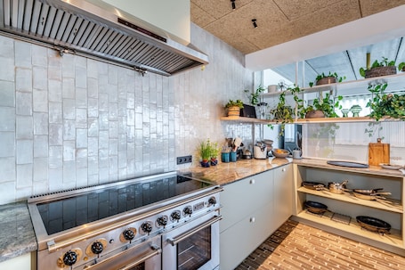 Geladeira, micro-ondas, mƔquina de cafƩ expresso, cafeteira/chaleira