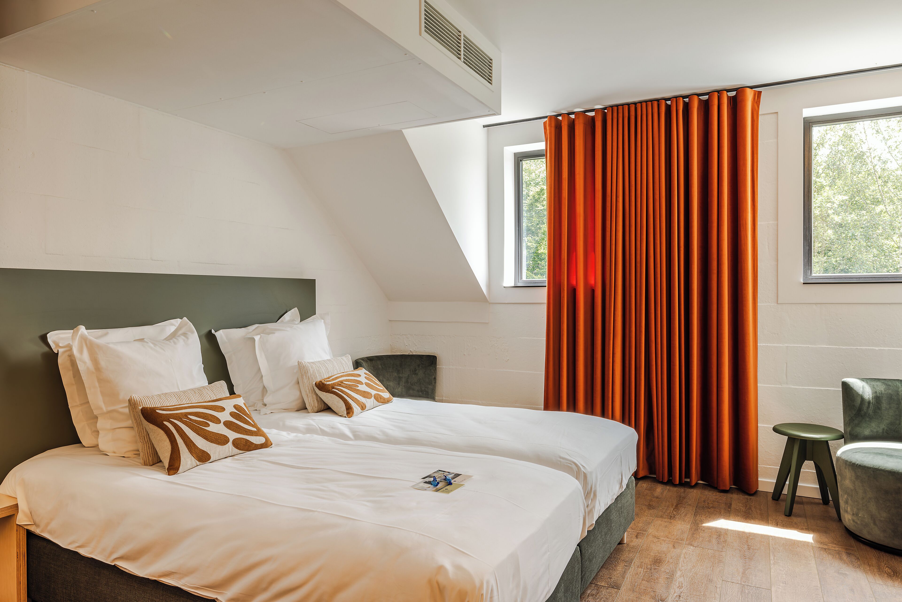 Een bureau, een laptopwerkplek, geluiddichte muren, gratis wifi