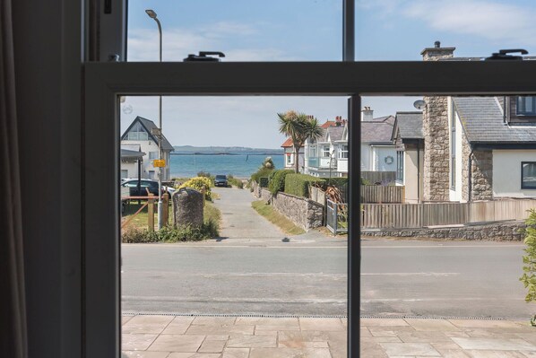 Interior - This recently renovated coastal hideaway combines contemporary comfort with beach-chic style (Anglesey)