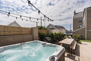 Outdoor dining - This recently renovated coastal oasis combines contemporary comfort with beach-chic style (Rhosneigr)