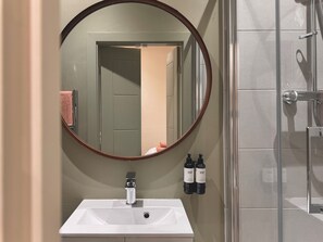 Een haardroger, handdoeken, shampoo