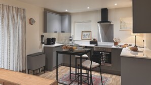 Coffee/tea maker, fridge, microwave, oven - The cosiest of stays in the heart of Rhosneigr (Rhosneigr)