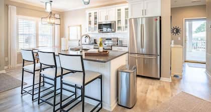 Magnolia Aloha: Golf Resort Condo - Pools, Gym, and Fairway Views!