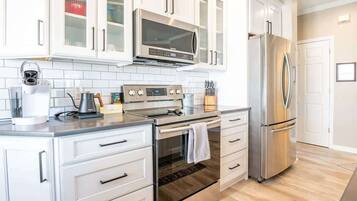 Réfrigérateur, micro-ondes, four, plaque de cuisson