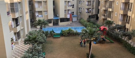 Una piscina al aire libre