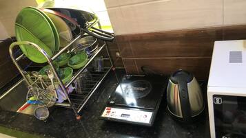 Refrigerador, microondas, placa de cocina, tetera/pava eléctrica