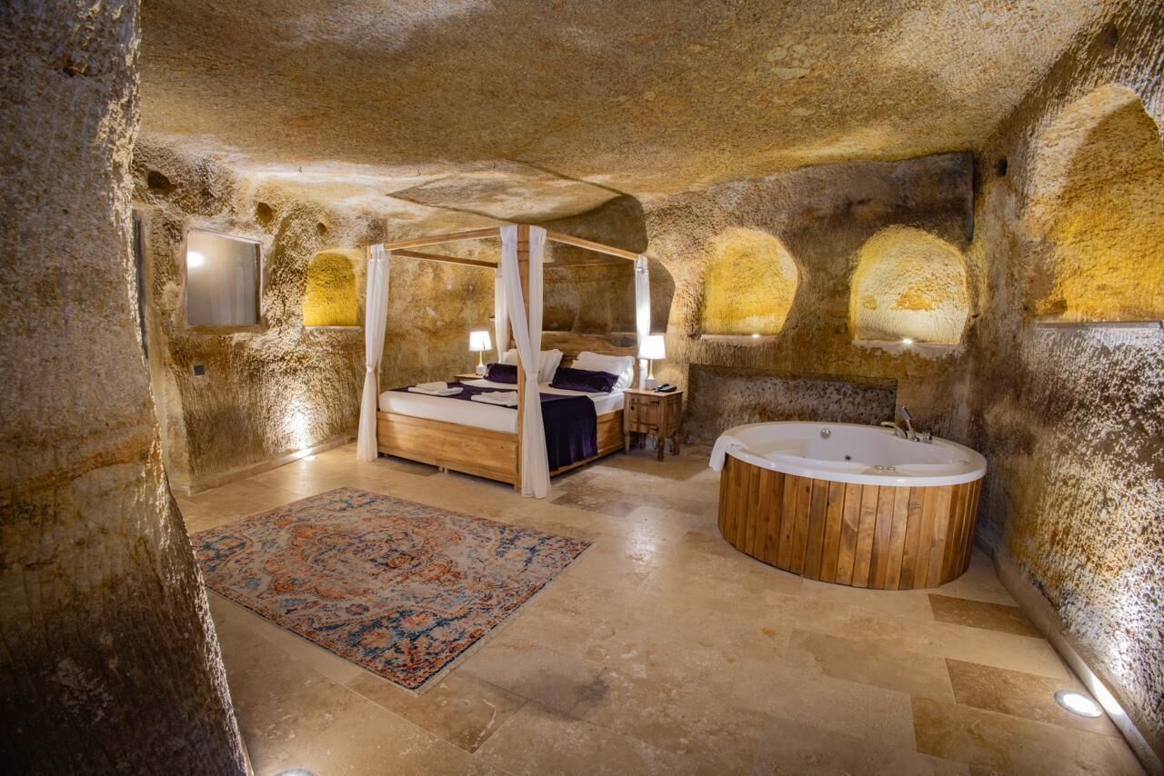 أغطية فراش متميزة وميني بار  وبديكورات فريدة لكل غرفة وطراز فريد لكل وحدة