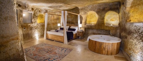 Luxury Suite | Premium bedding, minibar, individually decorated, individually furnished