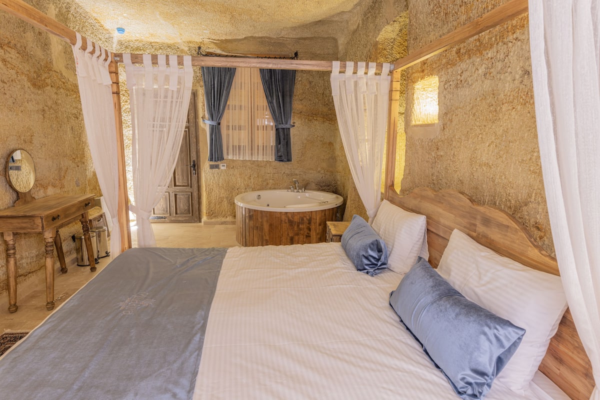 Suite Grand | Bagno | Set di cortesia gratuito, asciugacapelli, accappatoio, pantofole