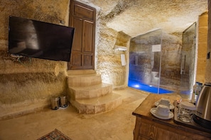 Habitación exclusiva | Ropa de cama de alta calidad, minibar, decoración individual