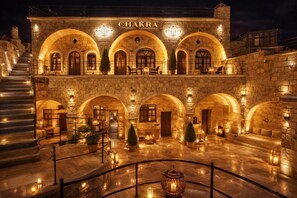 Un bâtiment en pierre dont le nom, « CHAKRA », est inscrit en lettres lumineuses au-dessus de l’entrée.