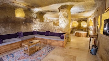 Luxury Suite | Premium bedding, minibar, individually decorated, individually furnished