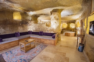 Suite de lujo | Ropa de cama de alta calidad, minibar, decoración individual