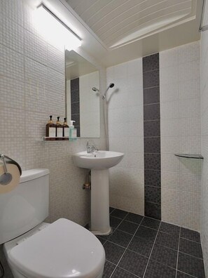 Dobbeltrom – standard | Bad | Dusj, toalettartikler (inkludert), hårføner og oppvarmet badegulv