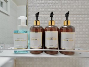 Ducha, artículos de tocador gratuitos, secador de pelo